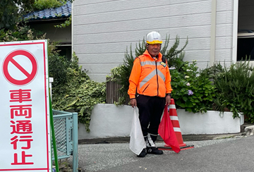 西宮市のガス管入替工事現場で交通誘導警備をする警備員4(2025.06.12)