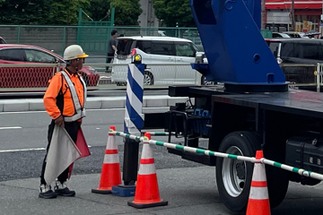 平野区の看板工事で交通誘導警備をする警備員2(2025.06.23)