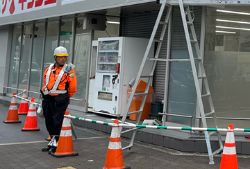 平野区の看板工事で交通誘導警備をする警備員3(2025.06.23)