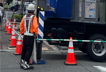 平野区の看板工事で交通誘導警備をする警備員4(2025.06.23)