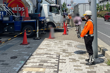 神戸市での閉鎖撤去作業に伴う通行者の保全業務に従事中の警備員3(2025.06.04)