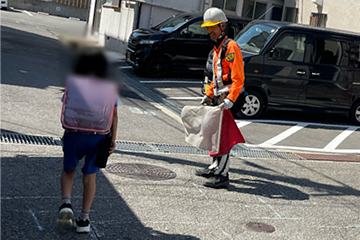 神戸市のガス管取替工事現場で交通誘導警備をする警備員2(2025.06.04)