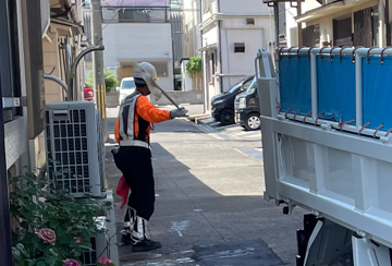 神戸市のガス管取替工事現場で交通誘導警備をする警備員3(2025.06.04)