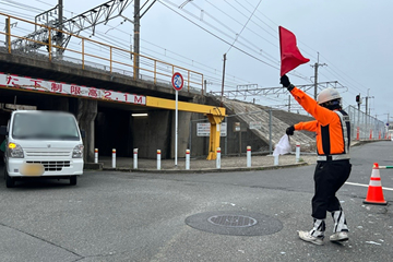 京都市西京区のマンホール開口作業現場での交通誘導警備の様子(2025.06.09)