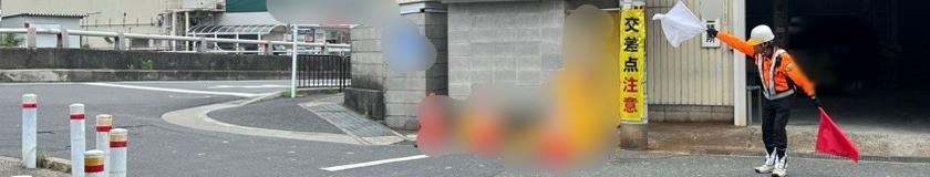 京都市西京区のマンホール開口作業現場での交通誘導警備中の警備員1(2025.06.09)