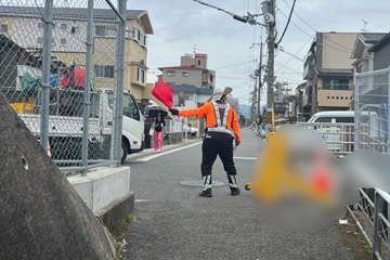京都市西京区のマンホール開口作業現場での交通誘導警備中の警備員2(2025.06.09)