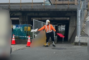 京都市西京区のマンホール開口作業現場での交通誘導警備中の警備員4(2025.06.09)