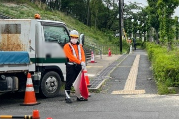 奈良市の信号機改良工事現場で交通誘導警備をする警備員2(2025.05.29)