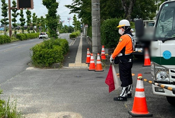 奈良市の信号機改良工事現場で交通誘導警備をする警備員3(2025.05.29)