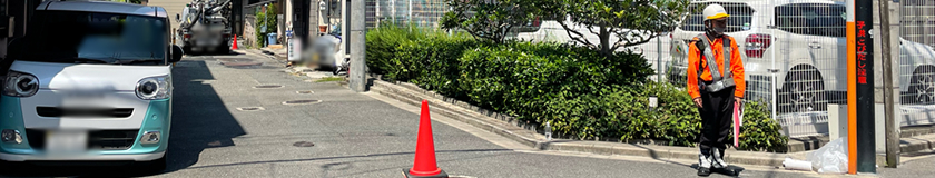 東大阪の建築現場で交通誘導警備中の警備員1(2025.06.30)