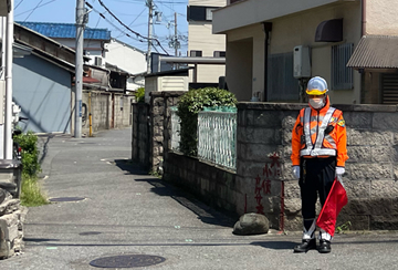 東大阪の建築現場で歩行者保全をする警備員2(2025.06.30)