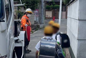 生野区の生コンクリート打設工事現場で交通誘導警備中の警備員3(2025.07.15)