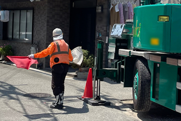 平野区の重機備え付けによる荷上げ作業現場の様子(2025.06.28)