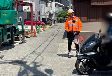 平野区の重機備え付けによる荷上げ作業現場で交通誘導警備をする警備員3(2025.06.28)