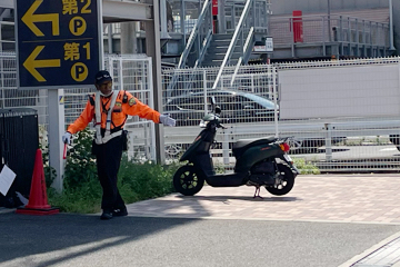 伏見区の新店舗の駐車場での交通誘導警備の様子(2025.07.07)