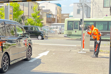 伏見区の新店舗の駐車場で交通誘導警備中の警備員2(2025.07.07)