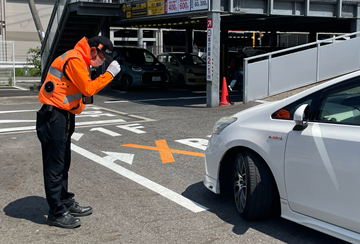 伏見区の新店舗の駐車場で交通誘導警備中の警備員3(2025.07.07)