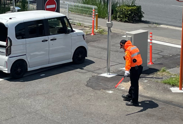 伏見区の新店舗の駐車場で交通誘導警備中の警備員4(2025.07.07)
