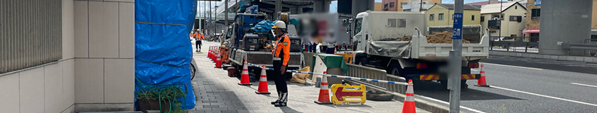 神戸市長田区の通信施設新設工事現場で交通誘導警備中の警備員1(2025.09.11)