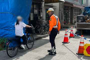 神戸市長田区の通信施設新設工事現場で交通誘導警備中の警備員2(2025.09.11)