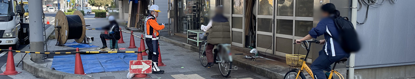 神戸市長田区のケーブル移設工事現場で交通誘導警備中の警備員1(2025.11.06)