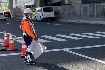 神戸市長田区のケーブル移設工事現場で交通誘導警備中の警備員2(2025.11.06)