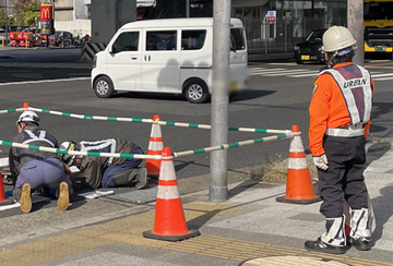 神戸市長田区のケーブル移設工事現場で交通誘導警備中の警備員4(2025.11.06)