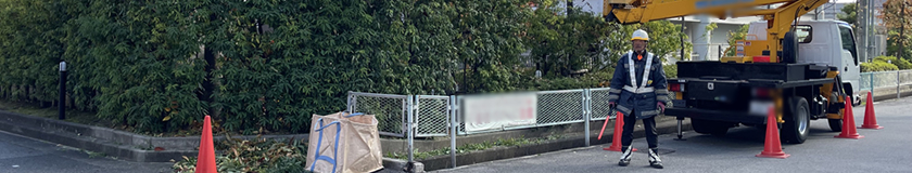 西宮市の植栽剪定作業現場で交通誘導警備中の警備員1(2025.11.19)