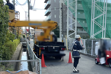 西宮市の植栽剪定作業現場で交通誘導警備中の警備員2(2025.11.19)