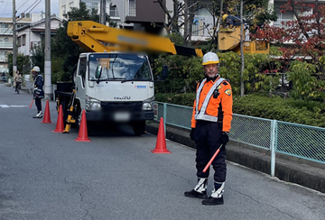 西宮市の植栽剪定作業現場で交通誘導警備中の警備員3(2025.11.19)