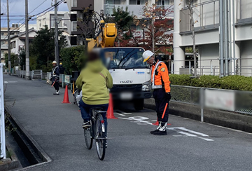 西宮市の植栽剪定作業現場で交通誘導警備中の警備員4(2025.11.19)