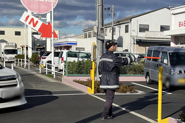 東大阪市の店舗駐車場での安全誘導の様子(2025.12.05)