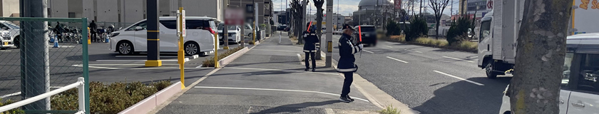 東大阪市の店舗駐車場での安全誘導中の警備員1(2025.12.05)