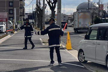 東大阪市の店舗駐車場での安全誘導中の警備員2(2025.12.05)