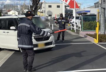 東大阪市の店舗駐車場での安全誘導中の警備員3(2025.12.05)