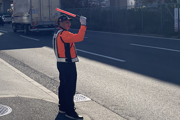 平野区の店舗イベントでの安全誘導中の警備員2(2025.12.06)