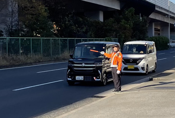 平野区の店舗イベントでの安全誘導中の警備員3(2025.12.06)