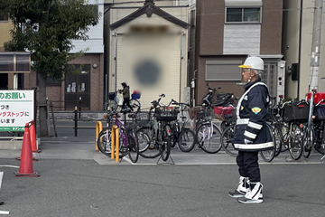 生野区の解体工事現場で歩行者保全をする警備員2(2025.12.18)