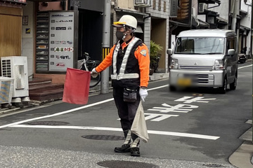 京阪山上駅近くのガス管入替現場で交通誘導警備中の警備員2(2025.12.08)