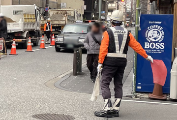 京阪山上駅近くのガス管入替現場で交通誘導警備中の警備員3(2025.12.08)