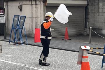 京阪山上駅近くのガス管入替現場で交通誘導警備中の警備員4(2025.12.08)