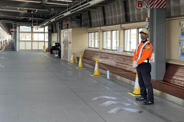 京都市の駅構内での広報及び侵入防止業務の様子(2025.11.20)