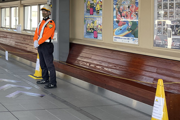 京都市の駅構内で広報及び侵入防止業務中の警備員2(2025.11.20)