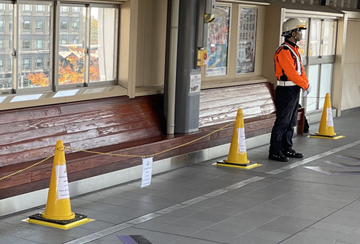 京都市の駅構内で広報及び侵入防止業務中の警備員3(2025.11.20)