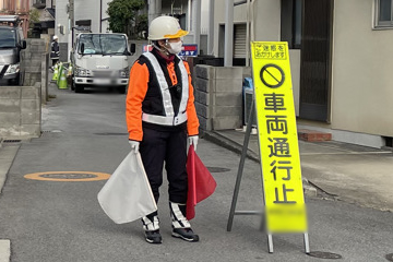 西宮市のガス管新設工事現場での交通誘導警備の様子(2025.12.11)