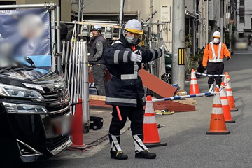 大阪市西区の三叉路の工事現場での交通誘導警備の様子(2025.12.22)