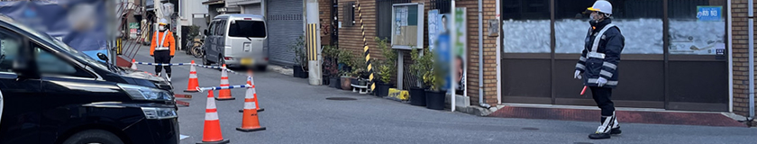 大阪市西区の三叉路の工事現場で交通誘導中の警備員1(2025.12.22)