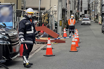 大阪市西区の三叉路の工事現場で交通誘導中の警備員2(2025.12.22)