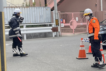 大阪市西区の三叉路の工事現場で交通誘導中の警備員3(2025.12.22)