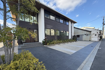 剪定作業完了後の本社屋の外観(2025.12.18)